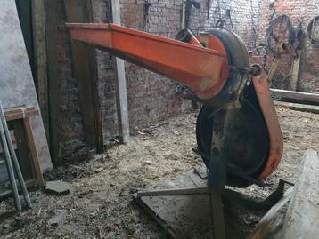 graanmolen aangedreven door tractor beschikbaar voor biedingen