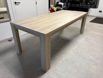 Eettafel zonder stoelen beschikbaar voor biedingen