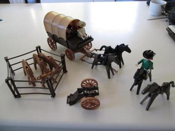 Vintage Playmobil; huifkar, 4 paarden 4 runderen,7 mannetjes