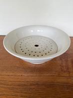 Witte porseleinen schaal met treef van Boch, Antiek en Kunst, Ophalen of Verzenden