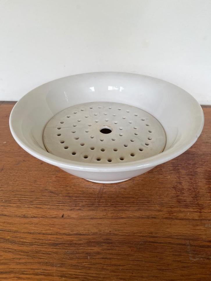 Witte porseleinen schaal met treef van Boch, Antiek en Kunst, Antiek | Schalen, Ophalen of Verzenden