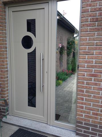 Buitendeur PVC met zijwaaier, inox deurtrekker, spiegel glas