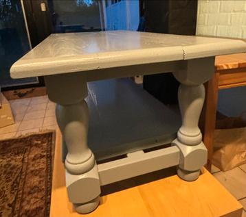 Salon tafel beschikbaar voor biedingen