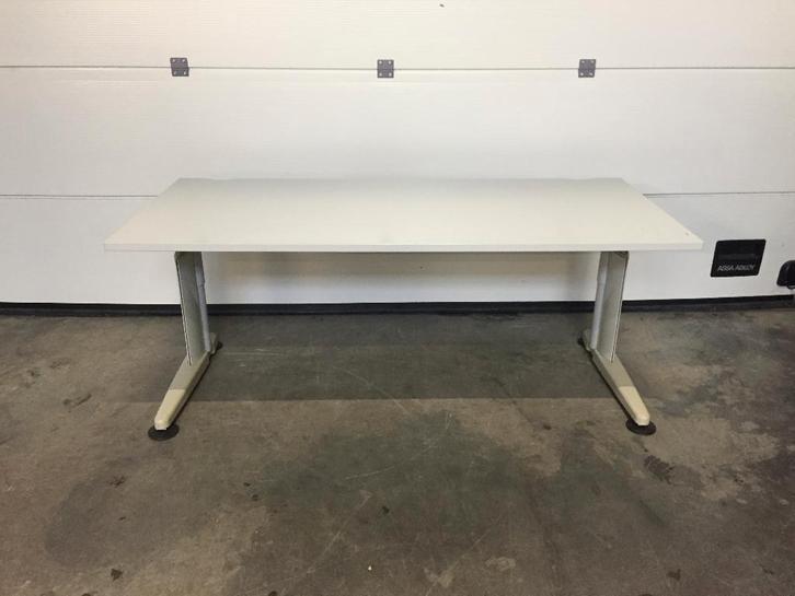 (124) Mooi stevig grijs bureel tafel met metalen onderstel, Huis en Inrichting, Bureaus, Zo goed als nieuw, Ophalen
