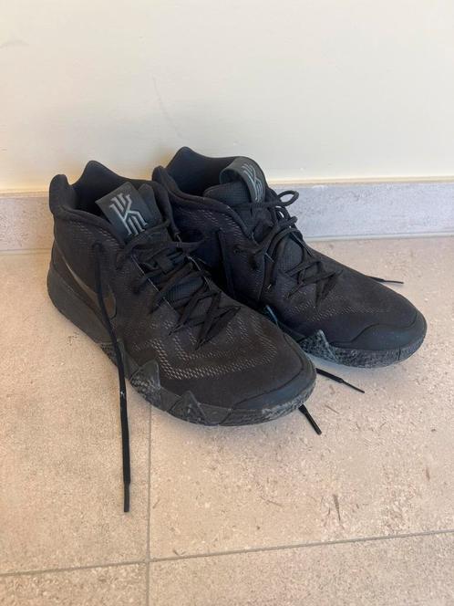 Nike Kyrie 4 Triple Black – Maat 45.5, Sport en Fitness, Basketbal, Zo goed als nieuw, Ophalen