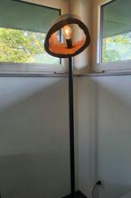 Design staand lamp gemaakt uit eikenhout en metaalbewerking., Ophalen of Verzenden, Zo goed als nieuw, Hout