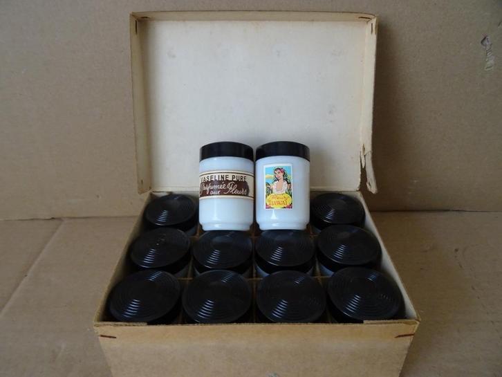 Vintage 12 potjes vaseline Flewy D’Hawai nieuw in verpakking, Antiek en Kunst, Curiosa en Brocante, Ophalen of Verzenden