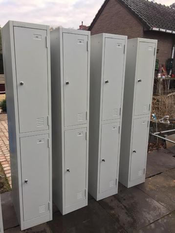 Degelijke 2 - deurs lockers / lockerkasten . Als nieuw ! beschikbaar voor biedingen