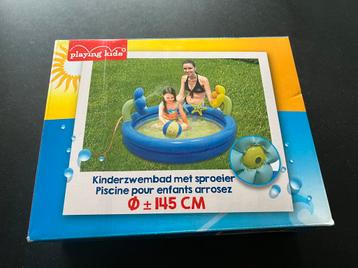 Kinderzwembad met sproeier. Nieuw in de verpakking. beschikbaar voor biedingen