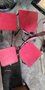 2 chaises et deux tabourets en formica rouge.