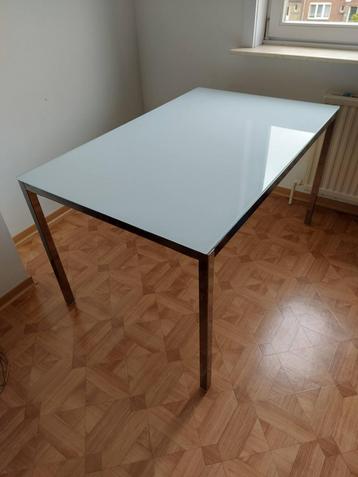 Table en verre avec structure en métal en bon état