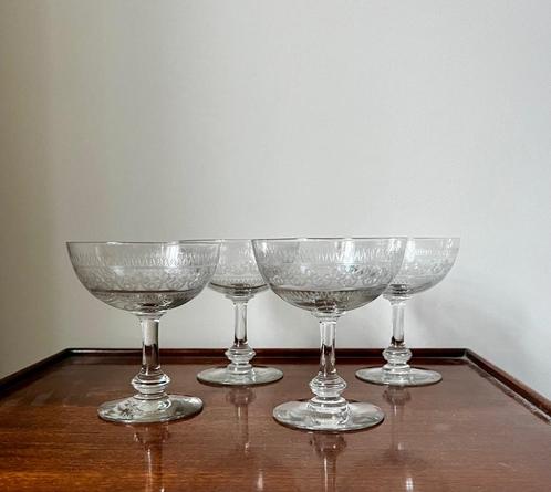 4 anciens verres / coupes à champagne verre gravé - antique, Antiquités & Art, Curiosités & Brocante, Enlèvement ou Envoi