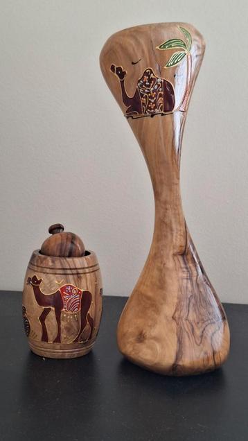 Klein houtsnijwerk van massief hout beschikbaar voor biedingen