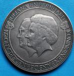Zilveren Medaille ~~ Koningin en Prins der Nederlanden ~~., Verzamelen, Koningshuis en Royalty, Overige typen, Gebruikt, Ophalen of Verzenden