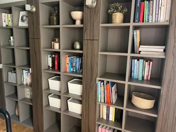 Boekenkast beschikbaar voor biedingen