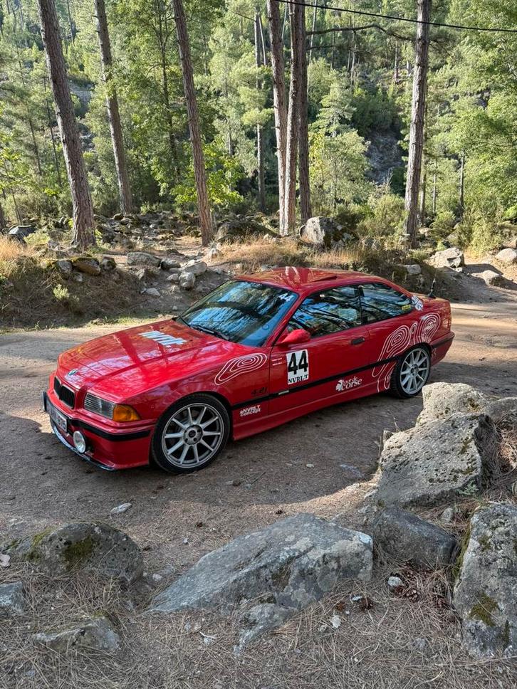 V8 e36 1994, Auto's, Oldtimers, Particulier, Benzine, Coupé, 2 deurs, Handgeschakeld, Rood, Zwart, Achterwielaandrijving, Ophalen