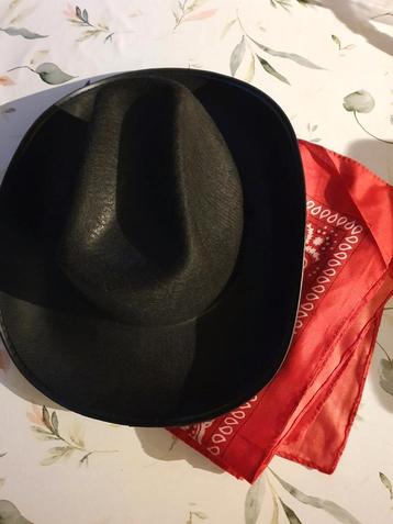 Cowboyhoed en twee sjaaltjes  beschikbaar voor biedingen