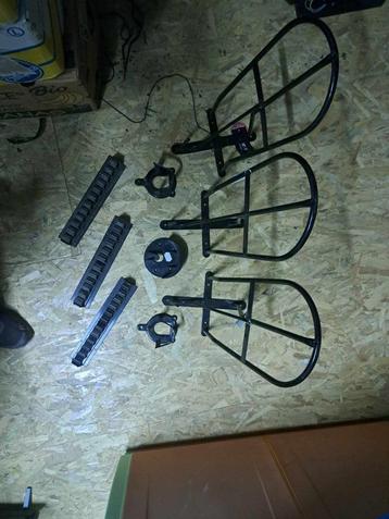 Ensemble porte selles, cravaches, bridons beschikbaar voor biedingen