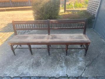 Oude bank ongerestaureerd beschikbaar voor biedingen