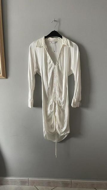 Witte elegante witte satijnen jurk van Zara M, Kleding | Dames, Jurken, Zara, Ophalen of Verzenden, Zo goed als nieuw, Wit