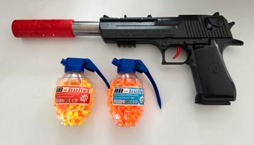 Speelgoed pistool met plastiek balletjes beschikbaar voor biedingen