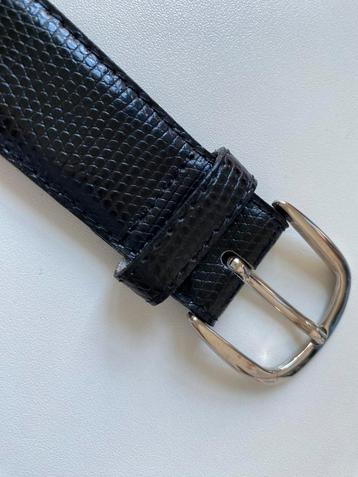 Zwarte lederen riem beschikbaar voor biedingen