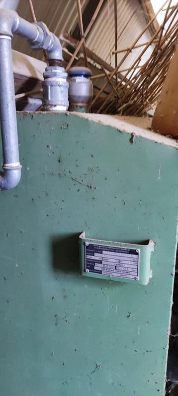 mazouttank met pomp 1250e beschikbaar voor biedingen