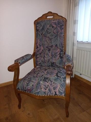 Mooie oude stoel, gerestaureerd 