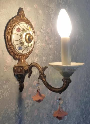 1 lampe applique en porcelaine et laiton parfait état disponible aux enchères