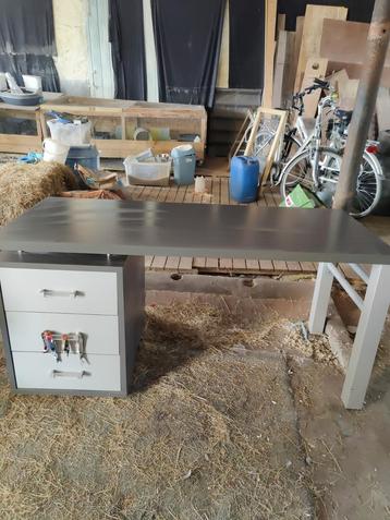 Bureau  beschikbaar voor biedingen