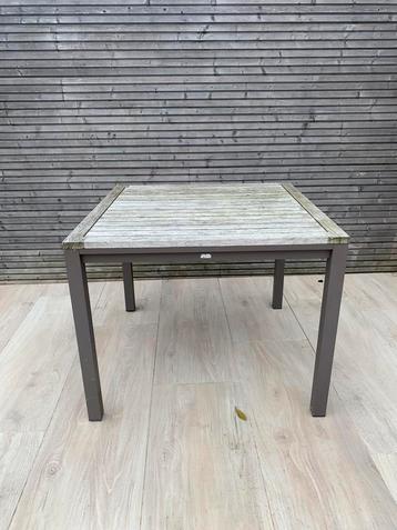 Tuintafel beschikbaar voor biedingen