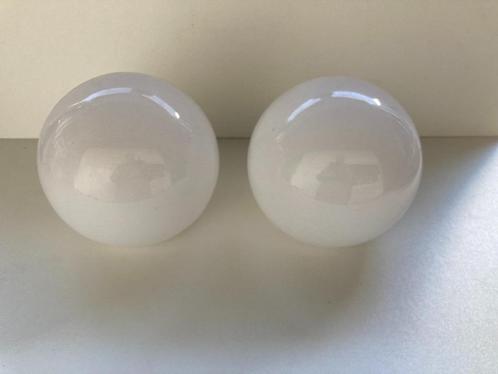 2 sphères Art Déco en verre blanc pour suspension, Maison & Meubles, Lampes | Suspensions, Comme neuf, Moins de 50 cm, Verre, Enlèvement