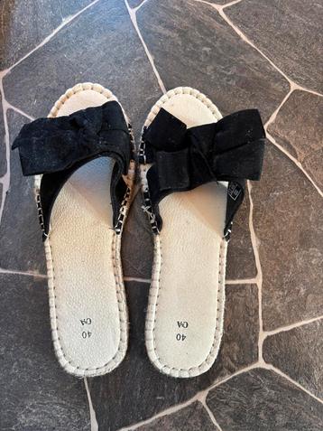 Sandalen met zwarte strik beschikbaar voor biedingen