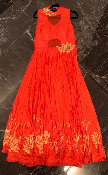 Rode Indiase designer jurk–perfect voor trouwfeesten beschikbaar voor biedingen
