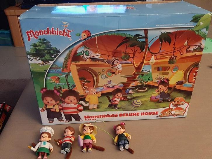 Monchhichi deluxe house + 4 speelfiguren, Collections, Poupées, Comme neuf, Accessoires, Enlèvement ou Envoi