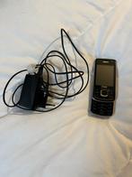 Ancien téléphone portable Nokia avec chargeur