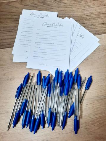Advice wedding cards met blauwe stylo´s beschikbaar voor biedingen