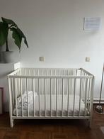 Wit baby bed incl matras in hoogte verstelbaar, Ophalen, Matras