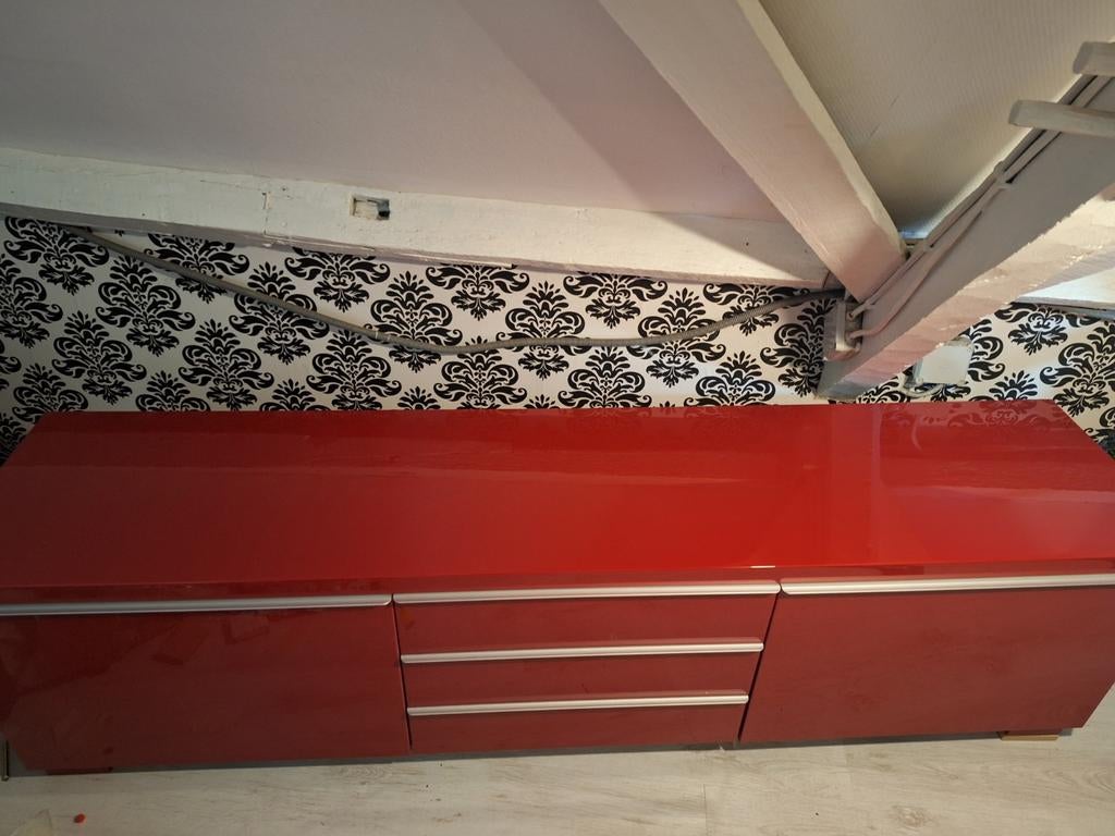 Mooie rode tv kast, Enlèvement