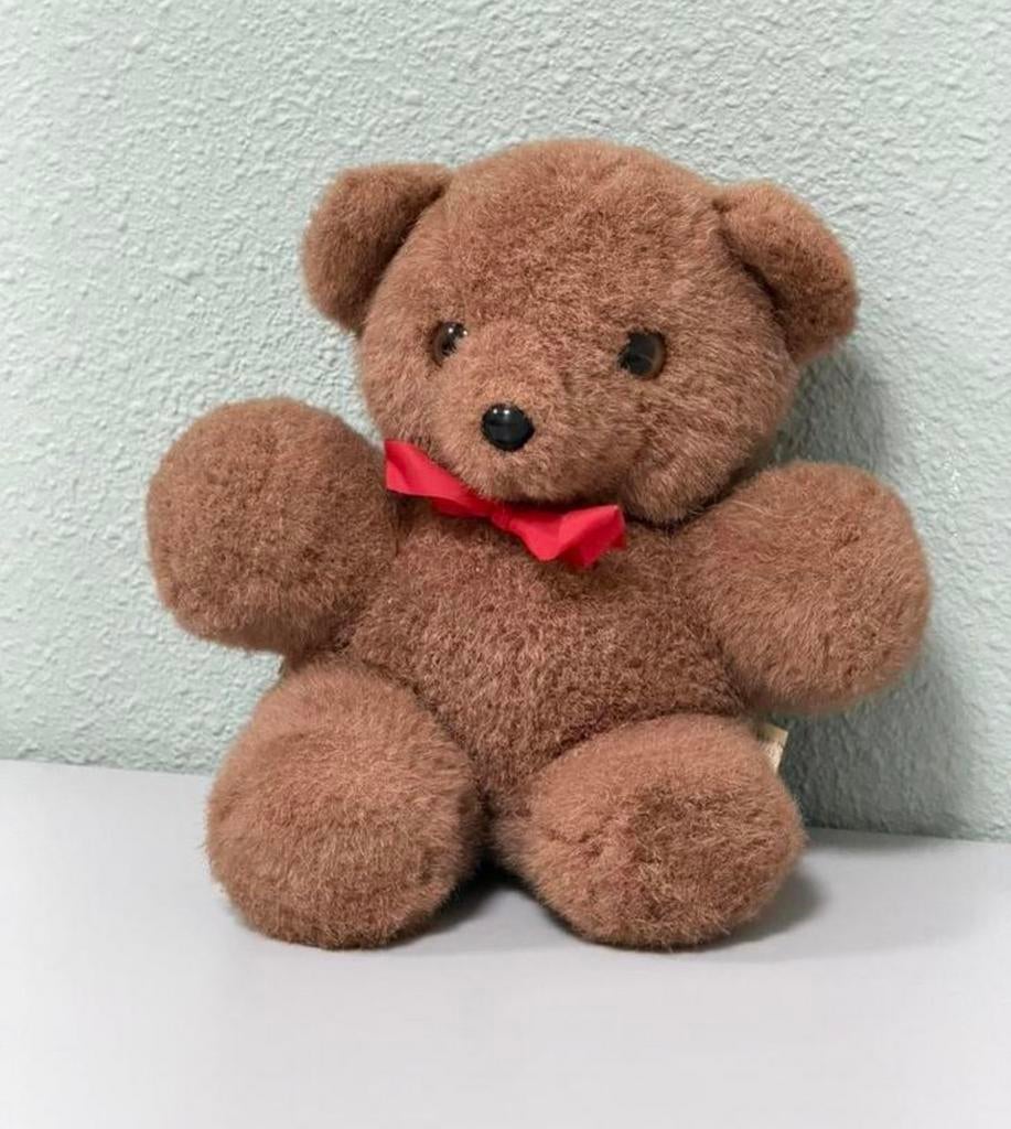 Vintage Bruin Teddybeertje – ca. 20 cm – Met Rode Strik, Verzamelen, Beren en Cherished Teddies, Zo goed als nieuw, Stoffen beer