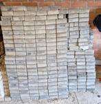 Grijze  vierkante klinkers., Ophalen