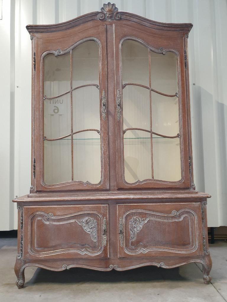 Louis XV Stijl vitrinekast. Het kan geleverd worden., Maison & Meubles, Armoires | Vitrines, Enlèvement, Utilisé, Chêne, Avec tablette(s)