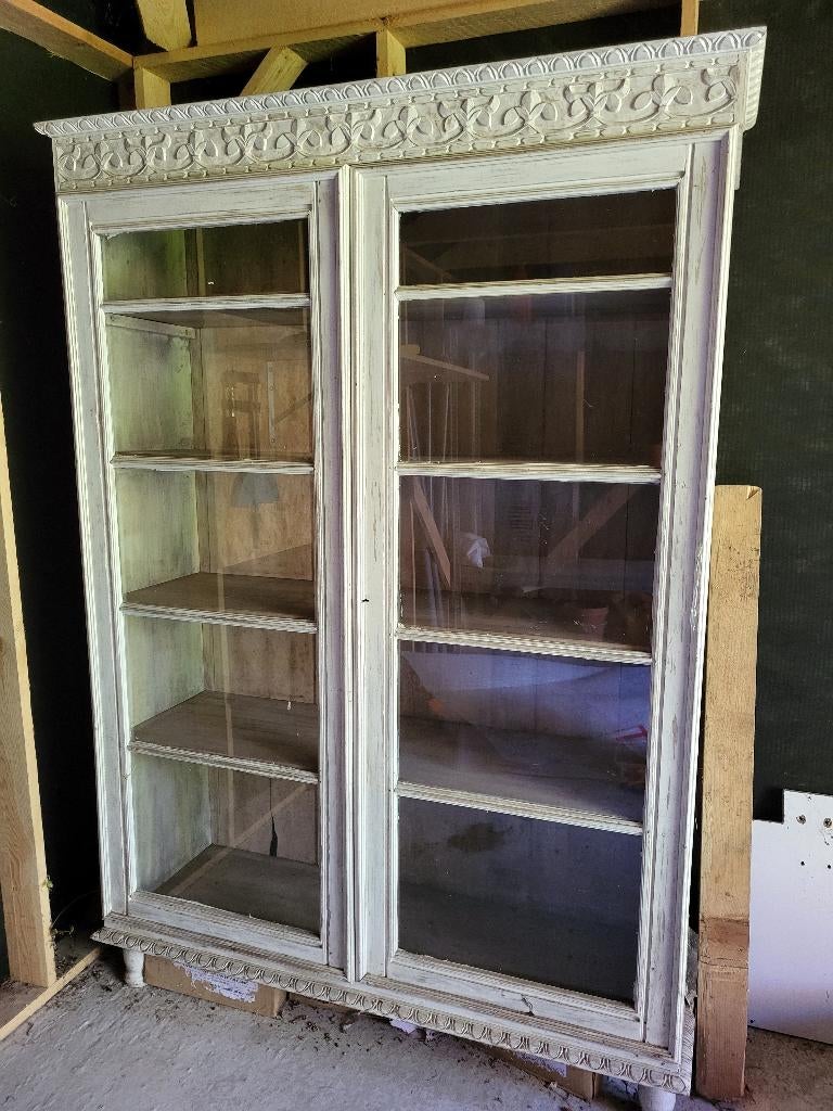 Charmante vitrinekast, Ophalen