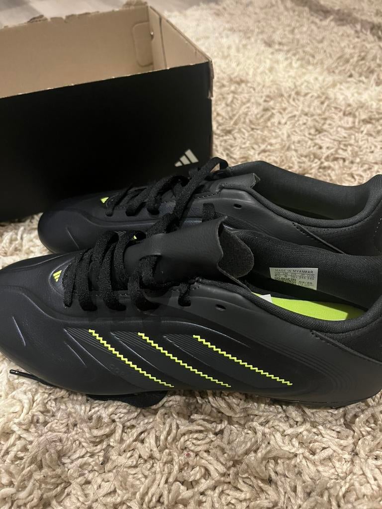 Chaussures de football Puma (38), Sports & Fitness, Football, Neuf, Enlèvement ou Envoi, Taille XS ou plus petite, Chaussures