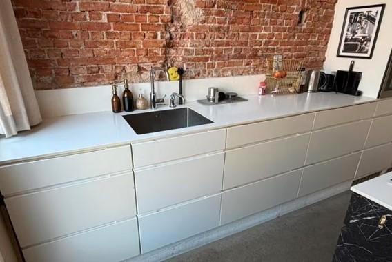 Keuken, Huis en Inrichting, Keuken | Complete keukens, Zo goed als nieuw, Overige typen, Wit, Composiet, Greeploos, Met kookeiland