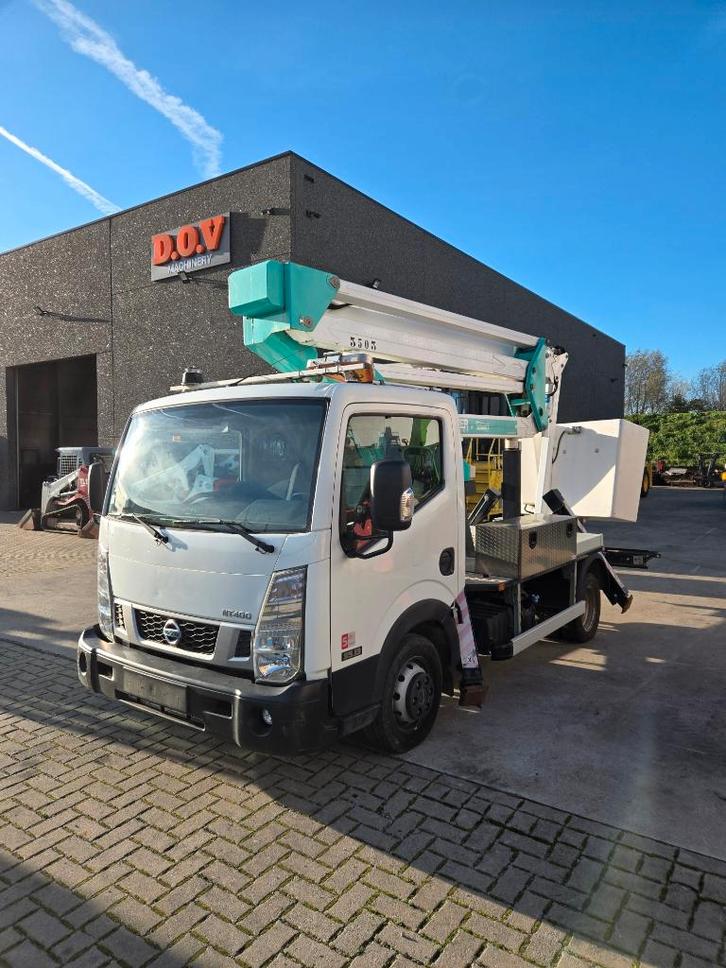 Nissan NT400, Articles professionnels, Machines & Construction | Grues & Excavatrices, Plateforme élévatrice, Enlèvement