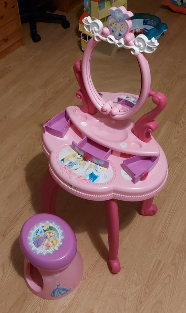 Coiffeuse 2 en 1 Disney Princesses Smoby, Enfants & Bébés, Jouets | Tables de jeux, Utilisé, Enlèvement