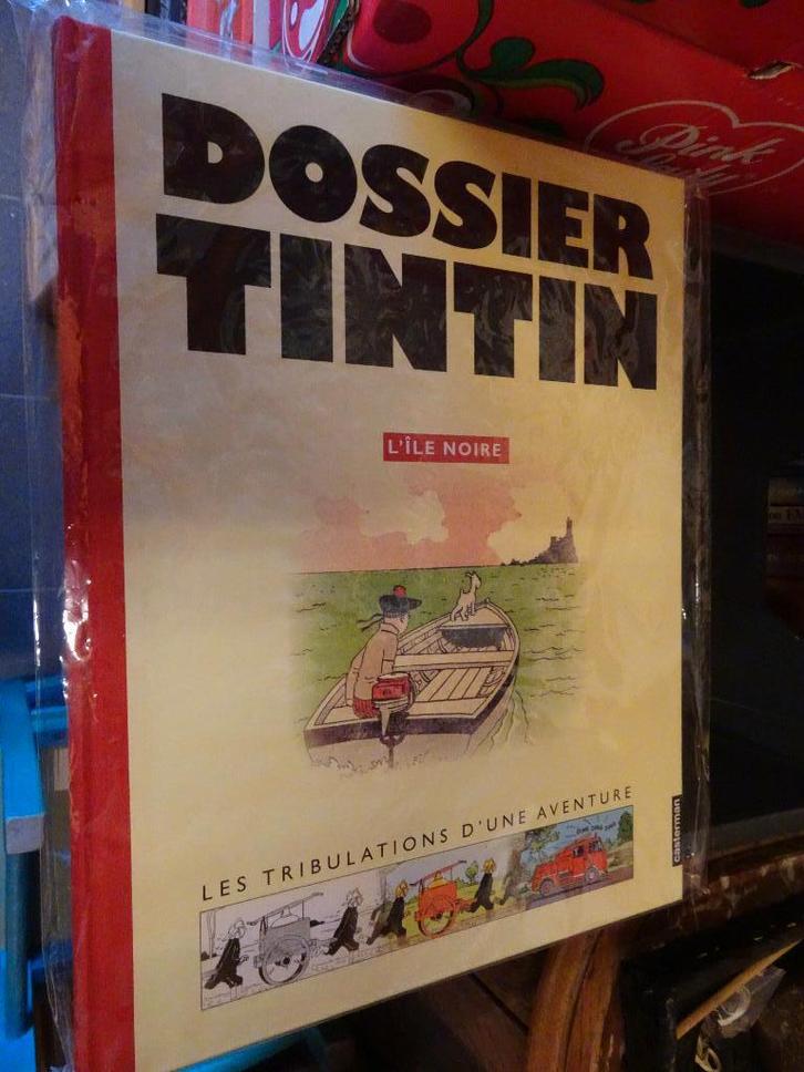 BD Dossier Tintin - L'île noire, Collections, Personnages de BD, Neuf, Livre ou Jeu, Tintin, Enlèvement ou Envoi