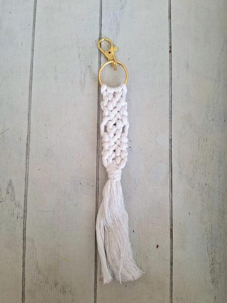 Nieuwe Witte Sleutelhanger in Macramé, Verzamelen, Sleutelhangers, Nieuw, Overige typen, Ophalen of Verzenden