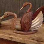 Superbes sculptures de cygnes vintage en corne et en bois, Envoi